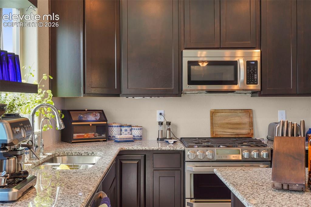 Image 5 of 32: Kitchen