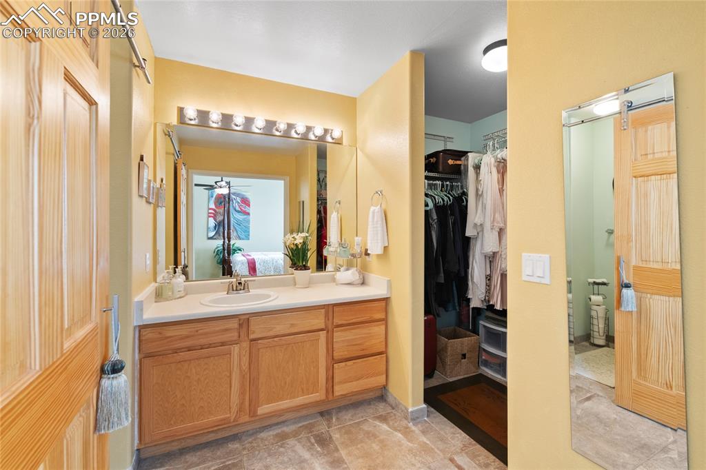 Image 19 of 36: Bathroom