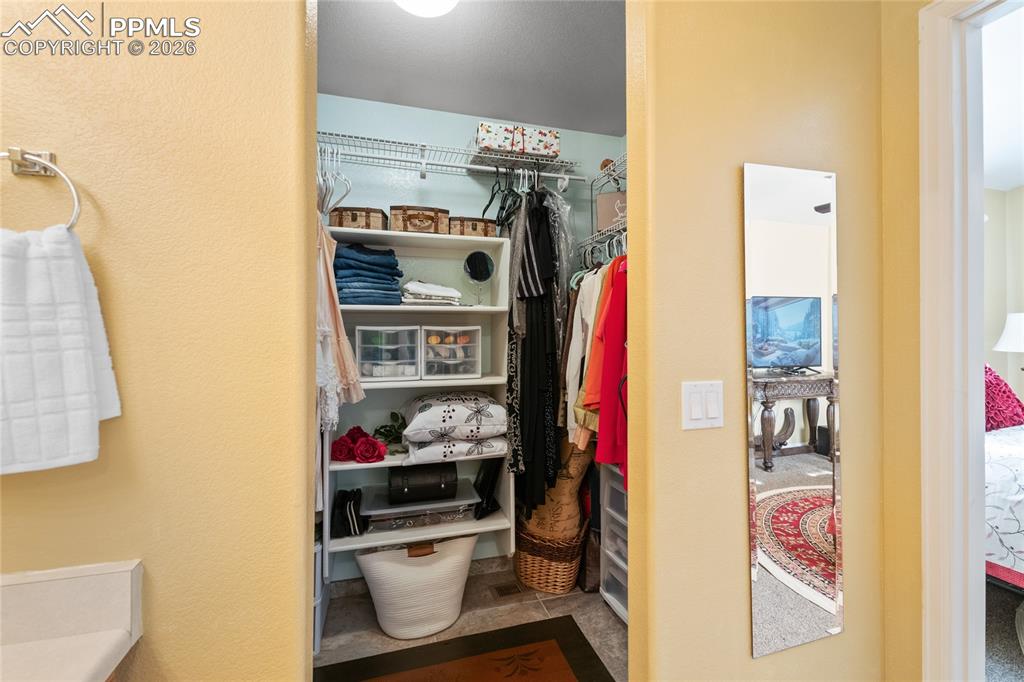 Image 21 of 36: Closet