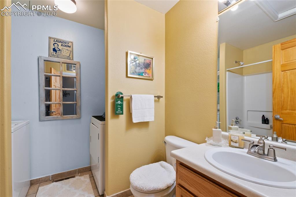 Image 24 of 36: Bathroom