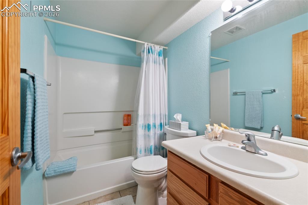 Image 33 of 36: Bathroom