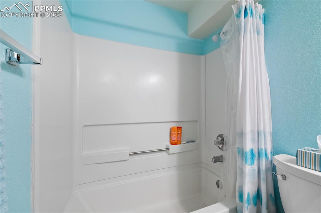 Image 34 of 36: Bathroom