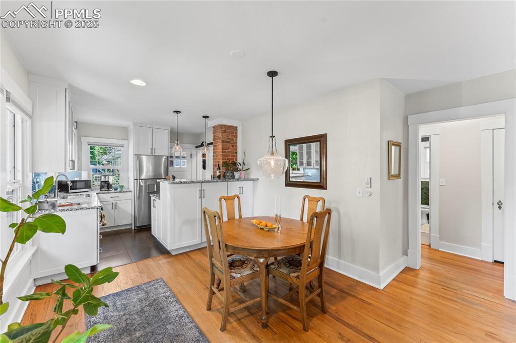 Image 11 of 42: Dining Area