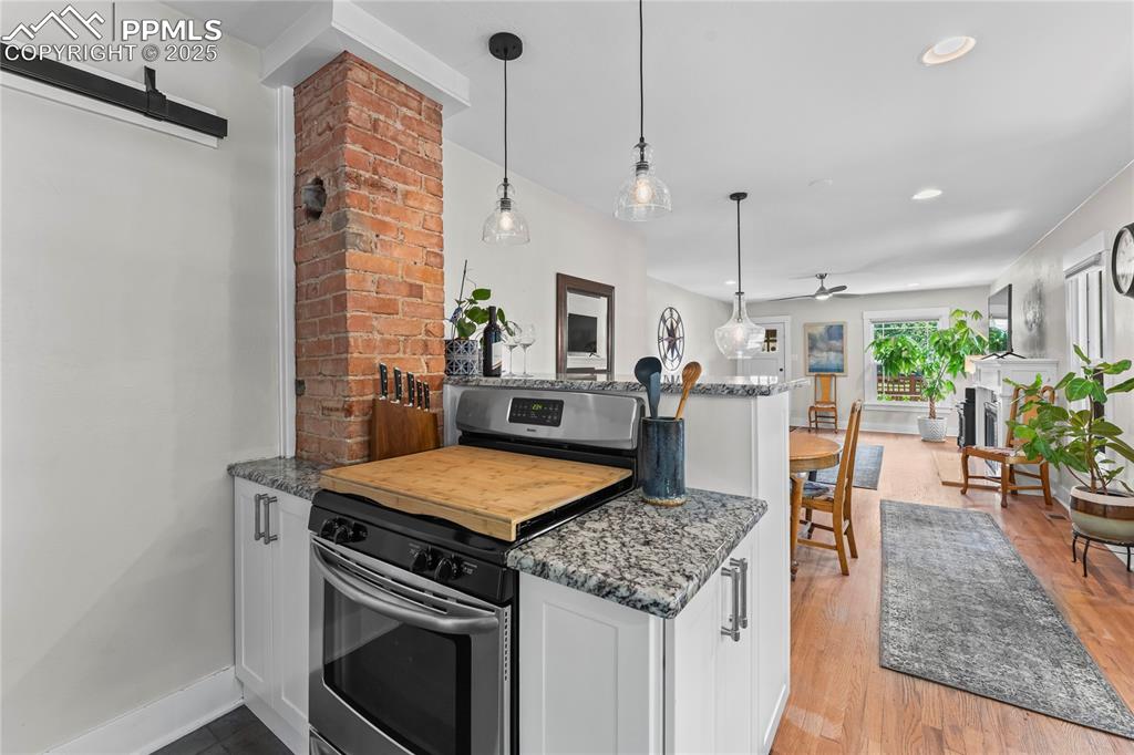 Image 14 of 42: Kitchen