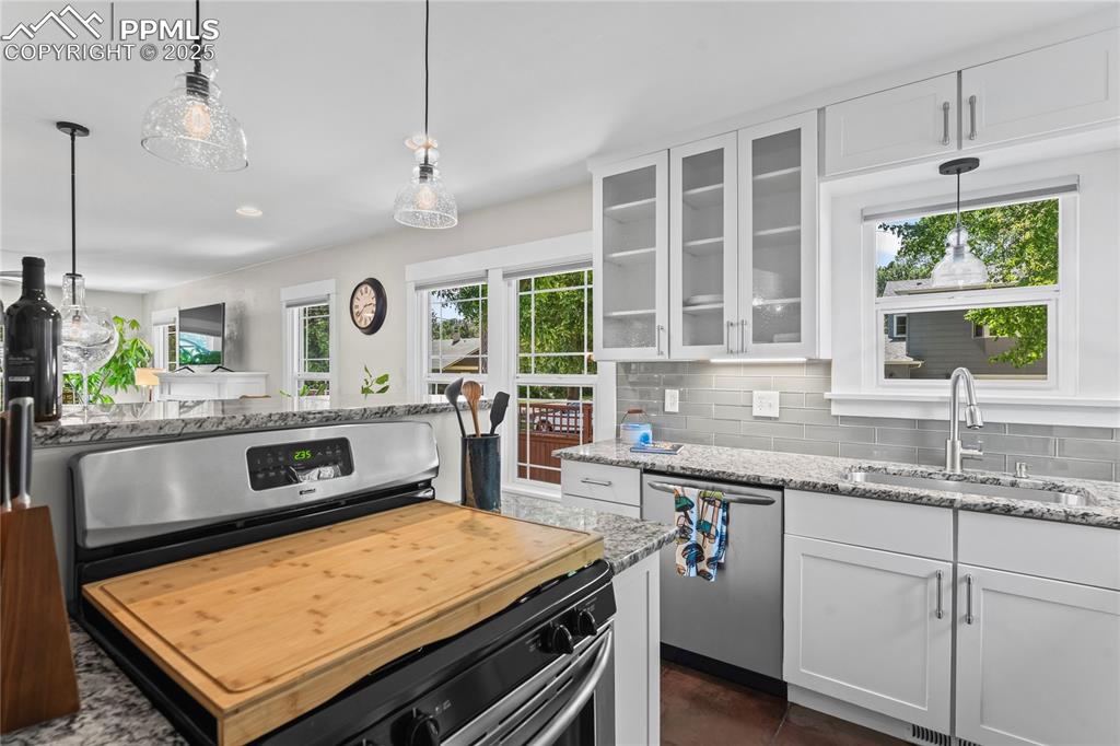 Image 15 of 42: Kitchen