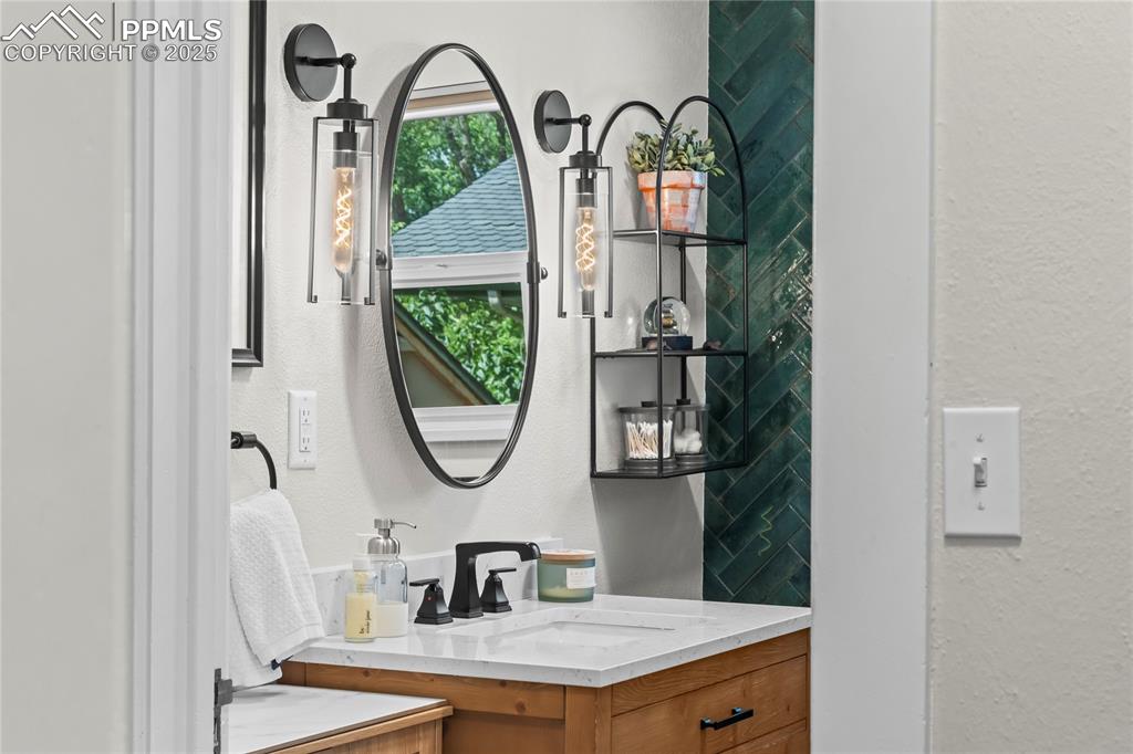 Image 20 of 42: Bathroom