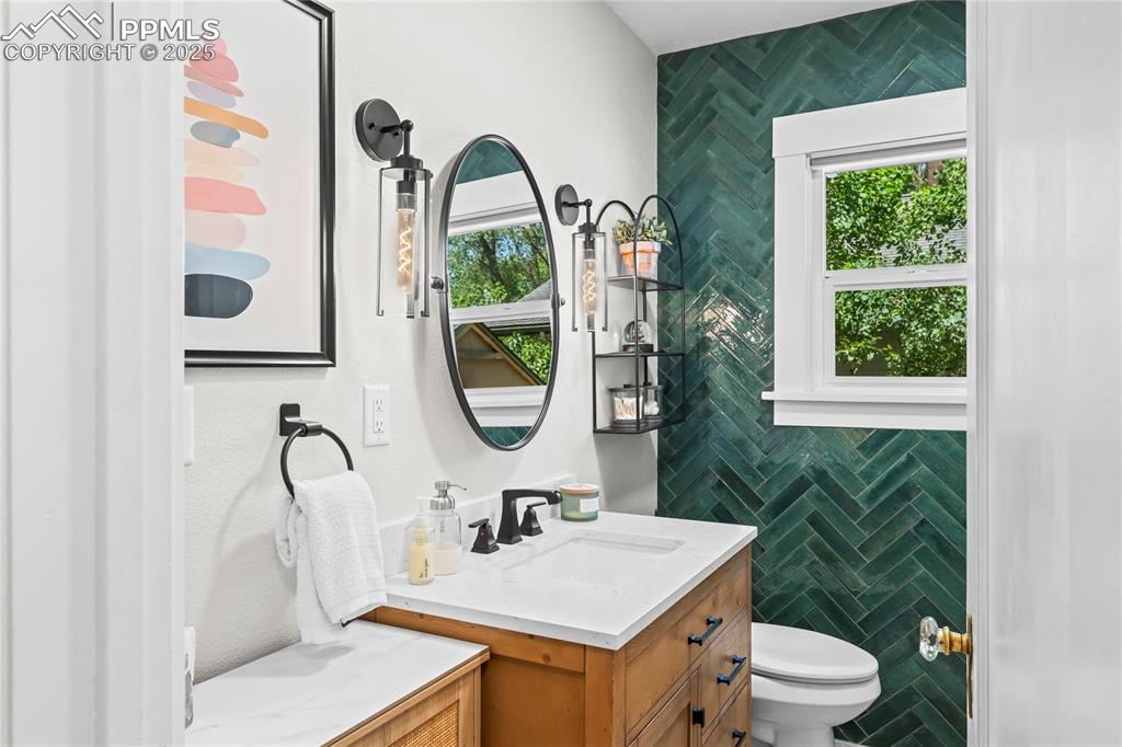 Image 21 of 42: Bathroom