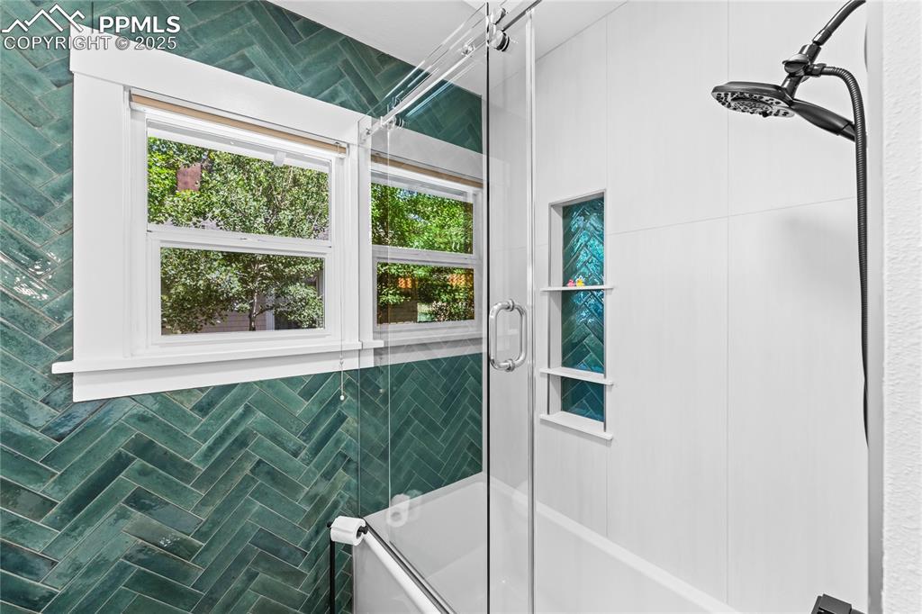 Image 22 of 42: Bathroom