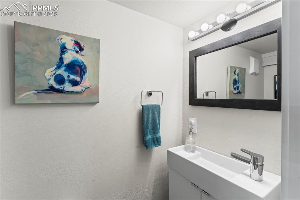 Image 29 of 42: Bathroom