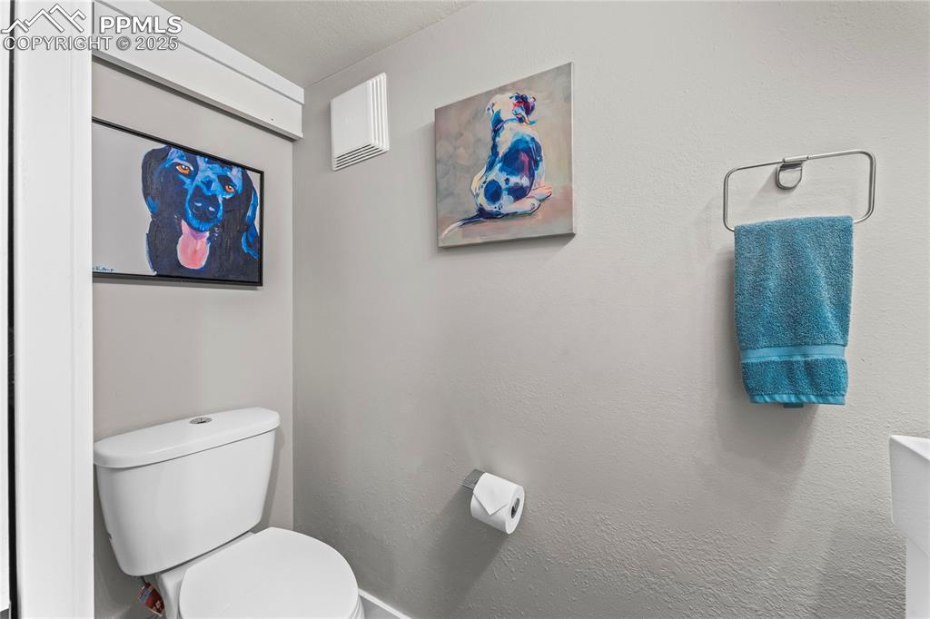 Image 30 of 42: Bathroom