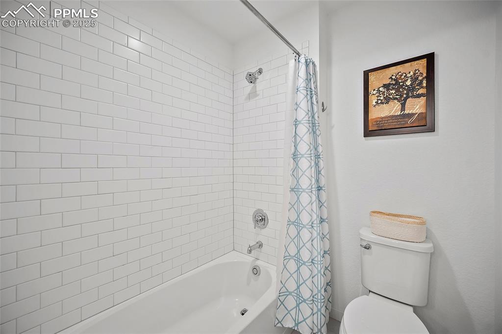 Image 32 of 49: Bathroom