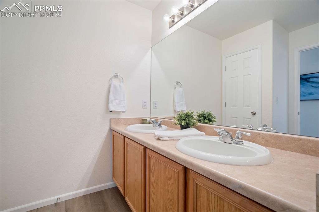 Image 27 of 38: Double vanity in this full bathroom too!