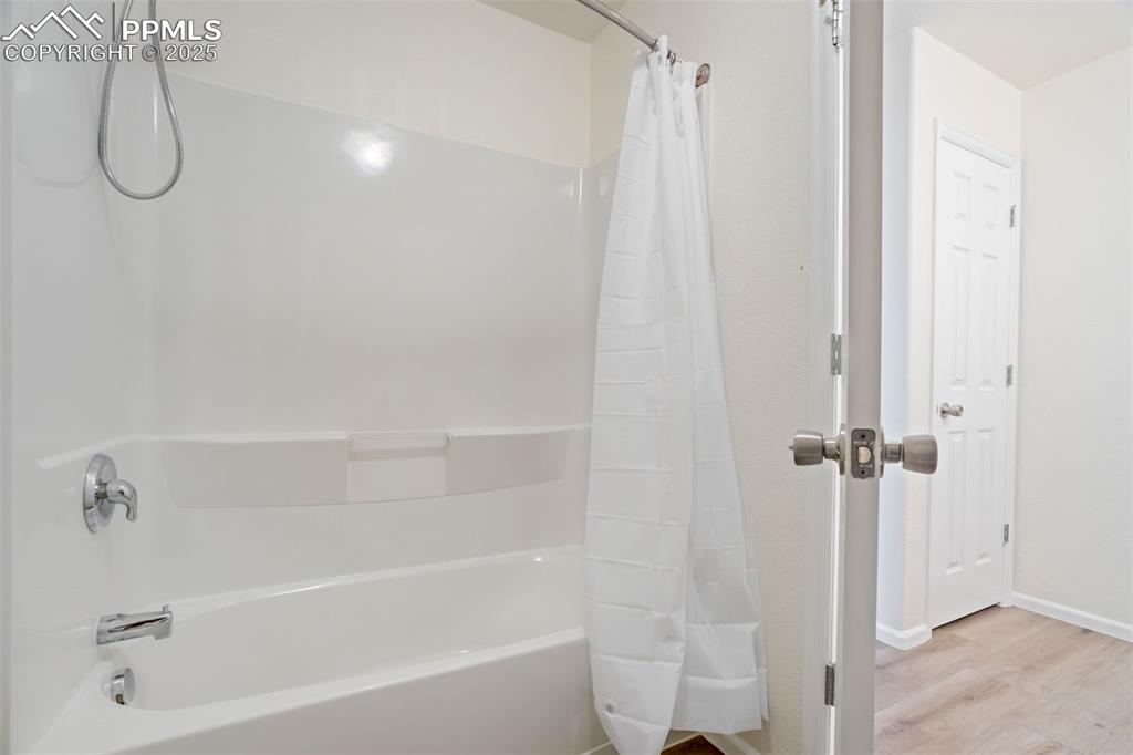 Image 28 of 38: Bathroom