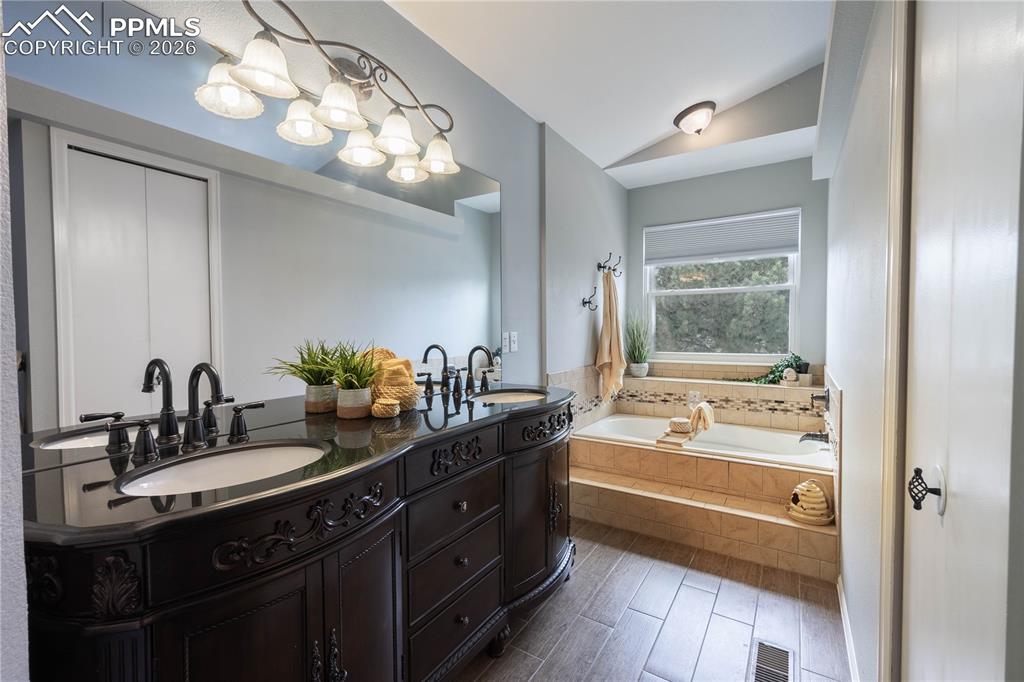 Image 33 of 48: Primary 5 Piece En Suite