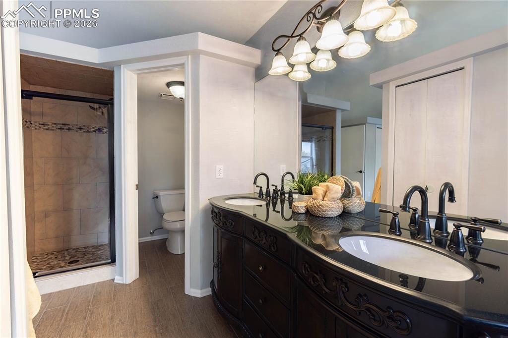 Image 34 of 48: Primary 5 Piece En Suite