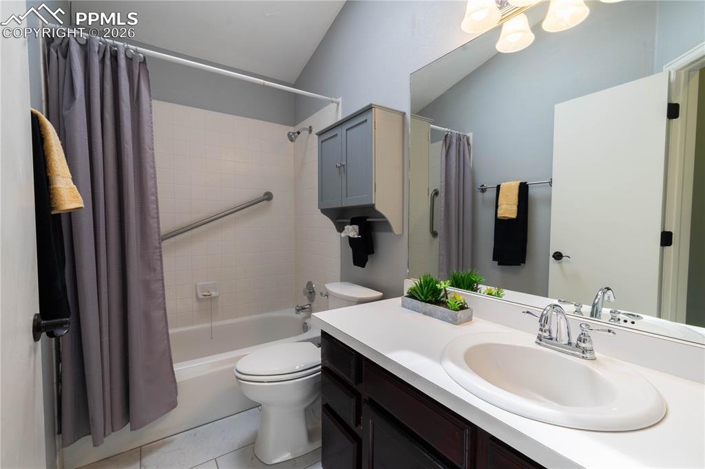 Image 39 of 48: Upstairs Bathroom