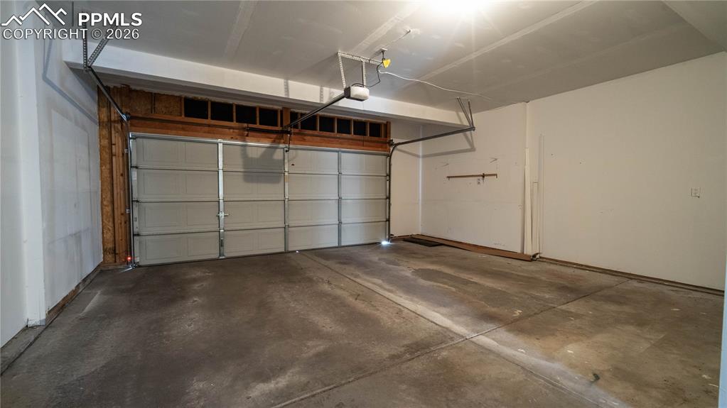 Image 42 of 48: Garage