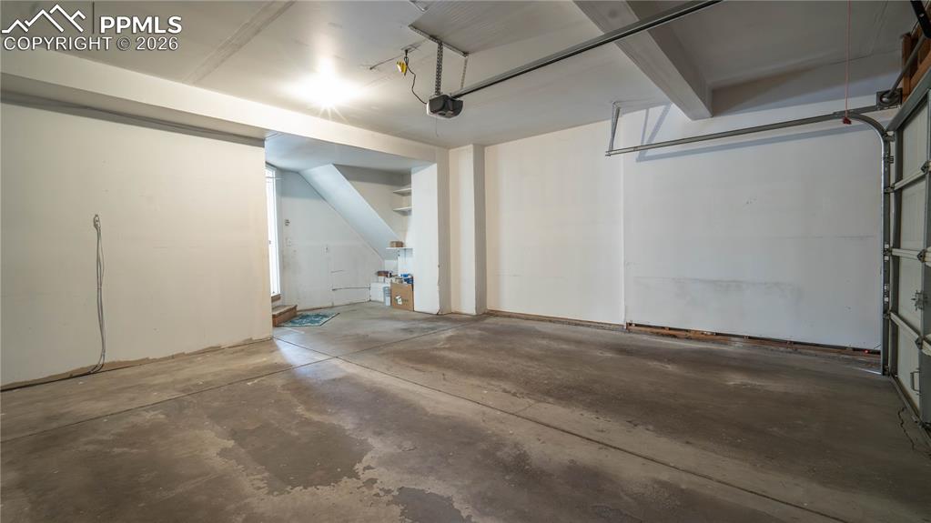 Image 43 of 48: Garage