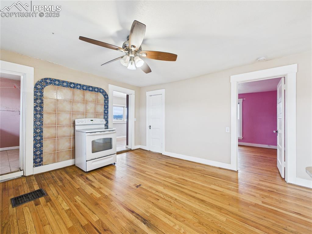 Image 18 of 33: Kitchen