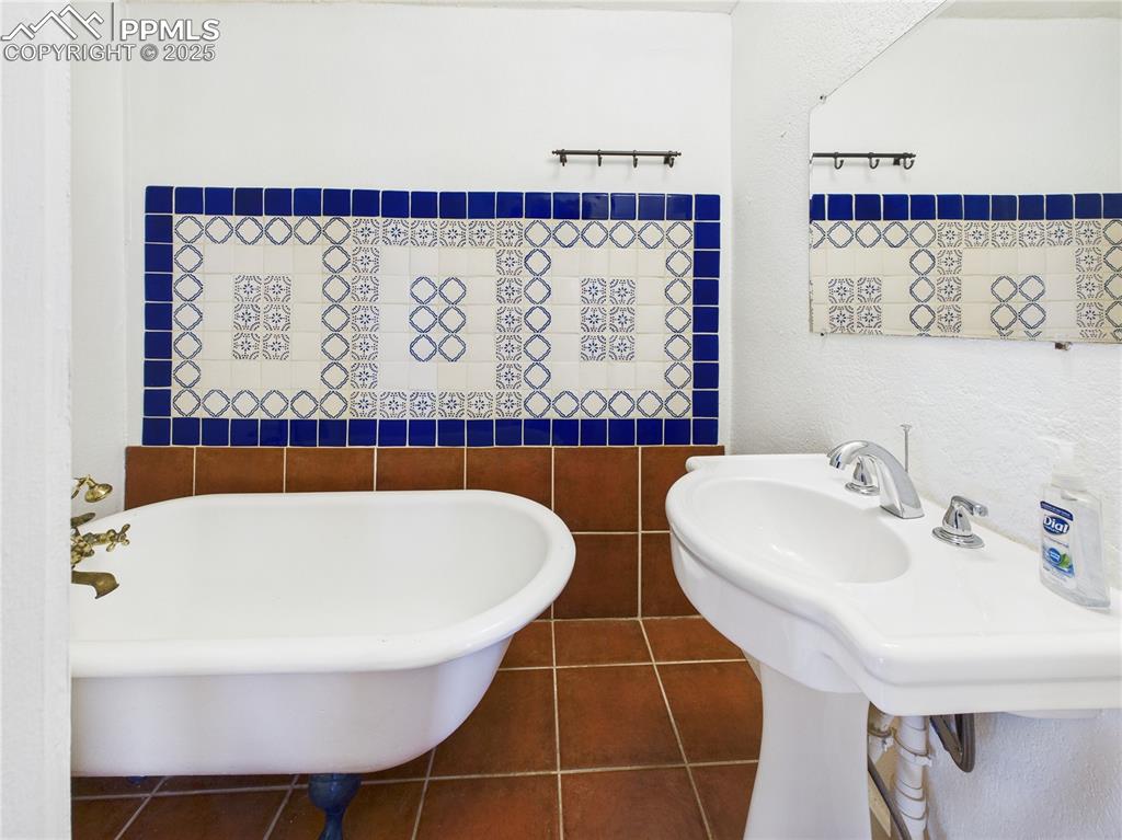 Image 23 of 33: Bathroom