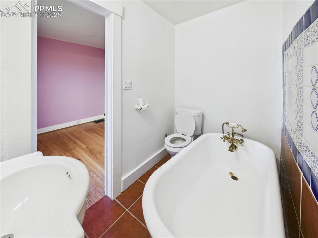 Image 24 of 33: Bathroom