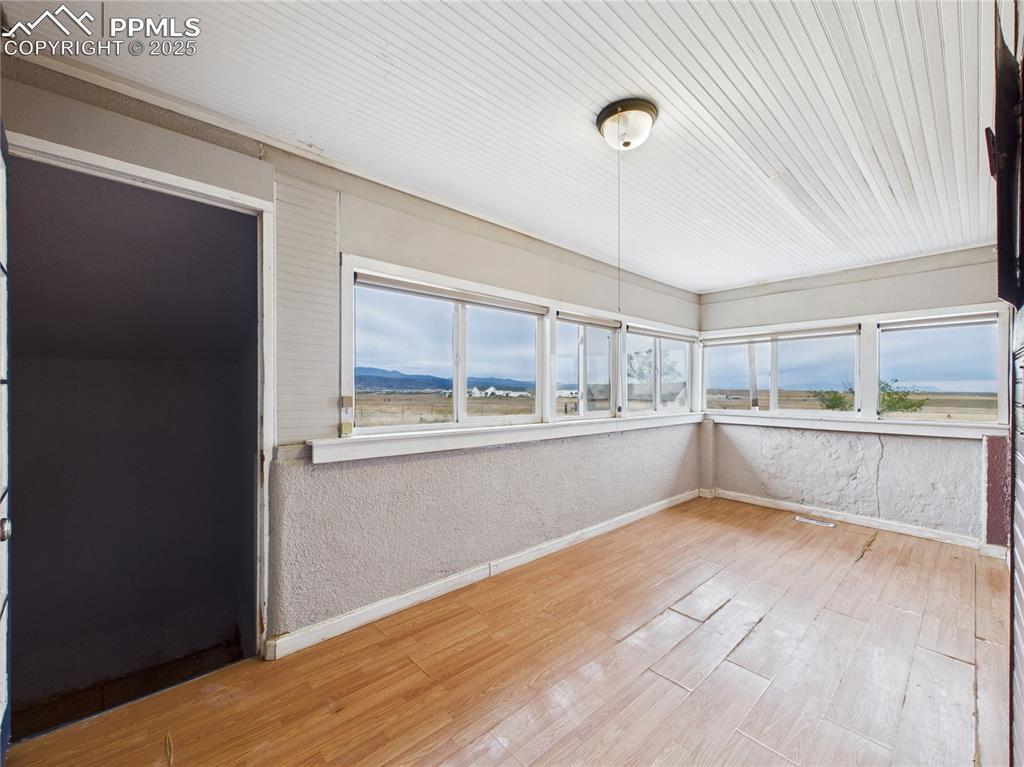 Image 26 of 33: Sun Room