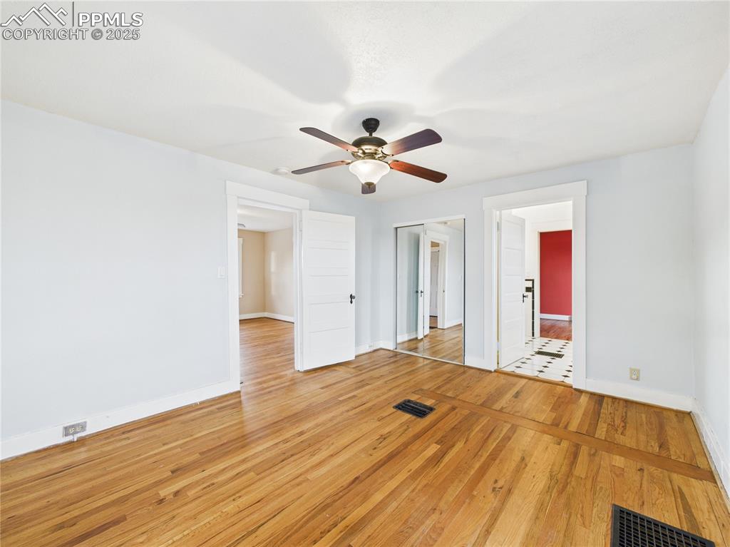 Image 7 of 33: Bedroom