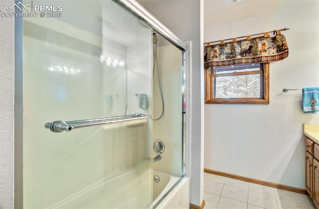 Image 29 of 45: Full bathroom located in between bedroom 3 and 4