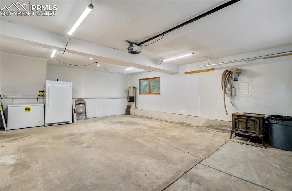 Image 34 of 45: 3 car garage