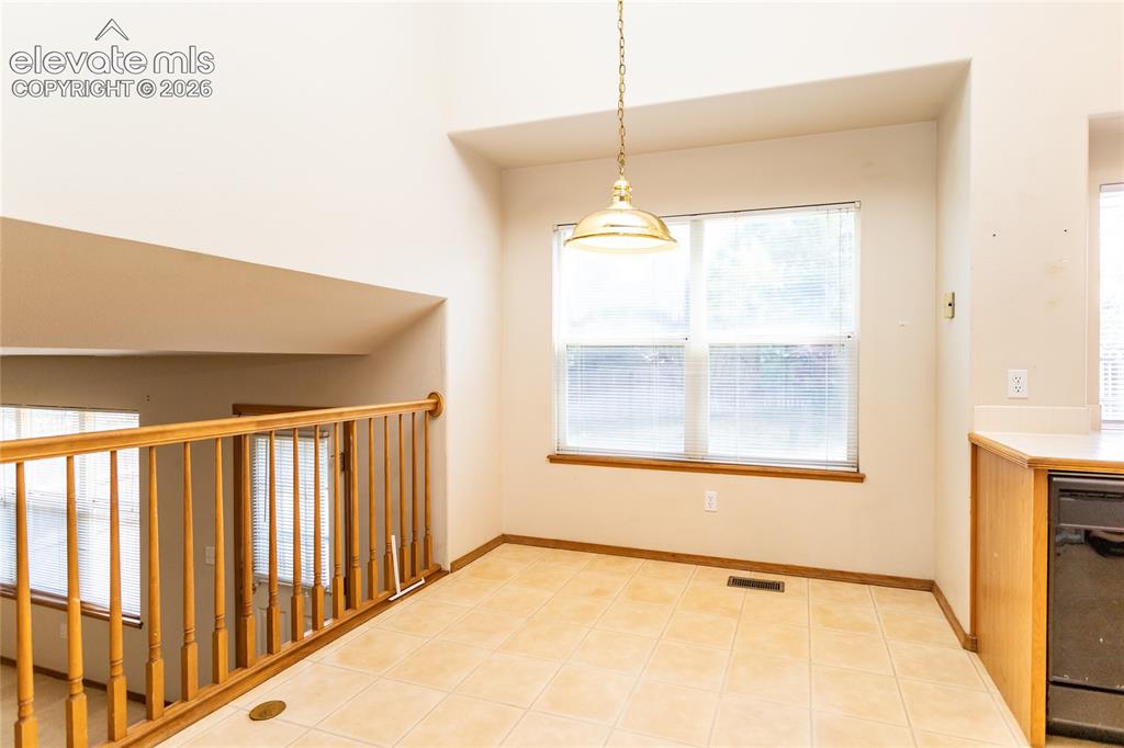 Image 11 of 50: Dining Area