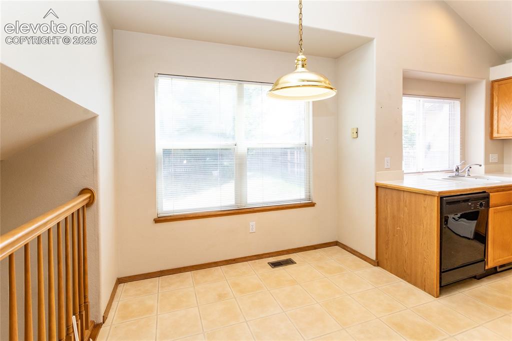 Image 14 of 50: Dining Area