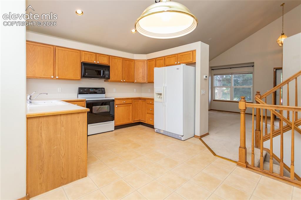 Image 15 of 50: Kitchen