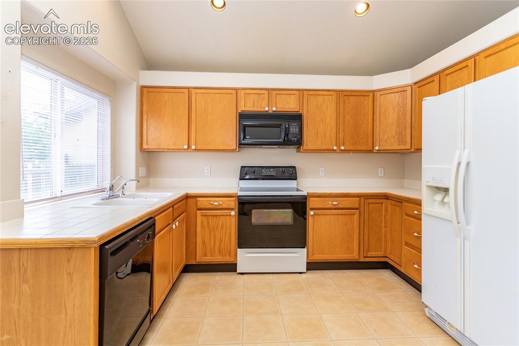 Image 16 of 50: Kitchen