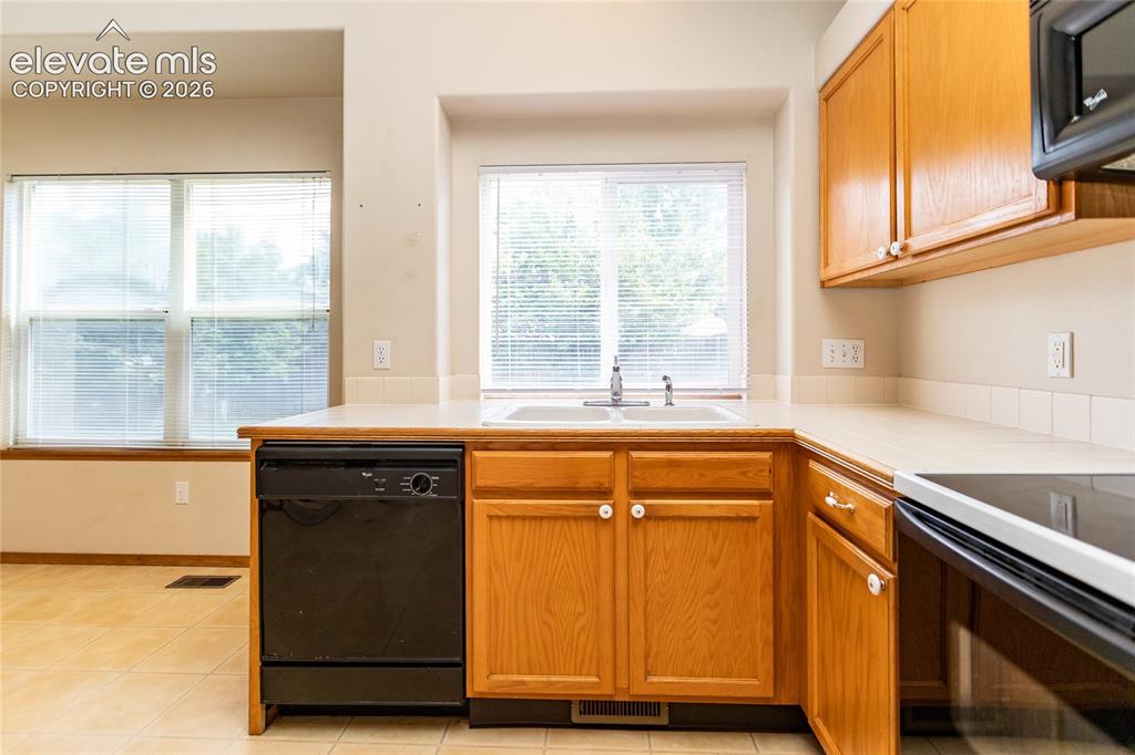 Image 17 of 50: Kitchen