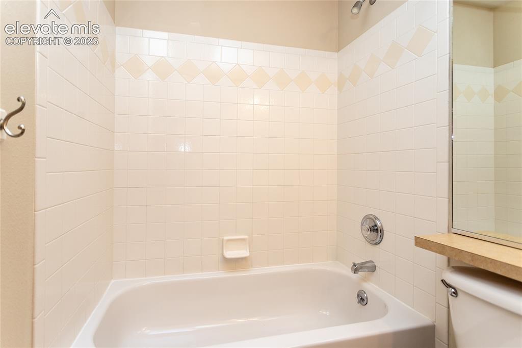 Image 18 of 50: Bathroom
