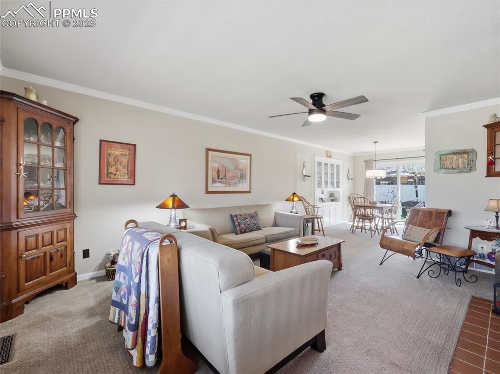 Image 19 of 47: Livingroom