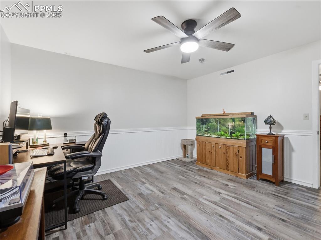 Image 37 of 47: Large office space