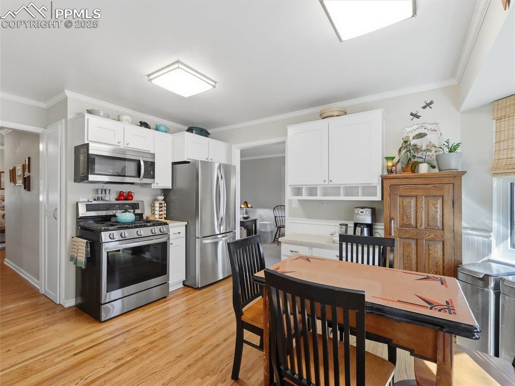 Image 7 of 47: Kitchen