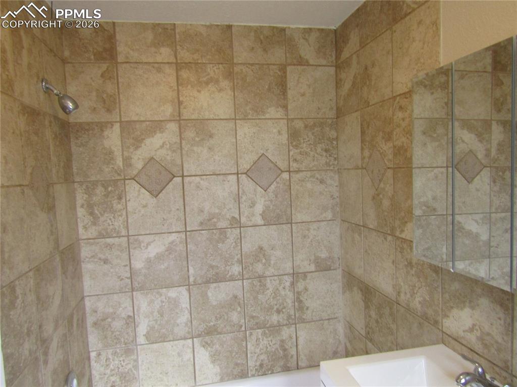 Image 13 of 21: Bathroom