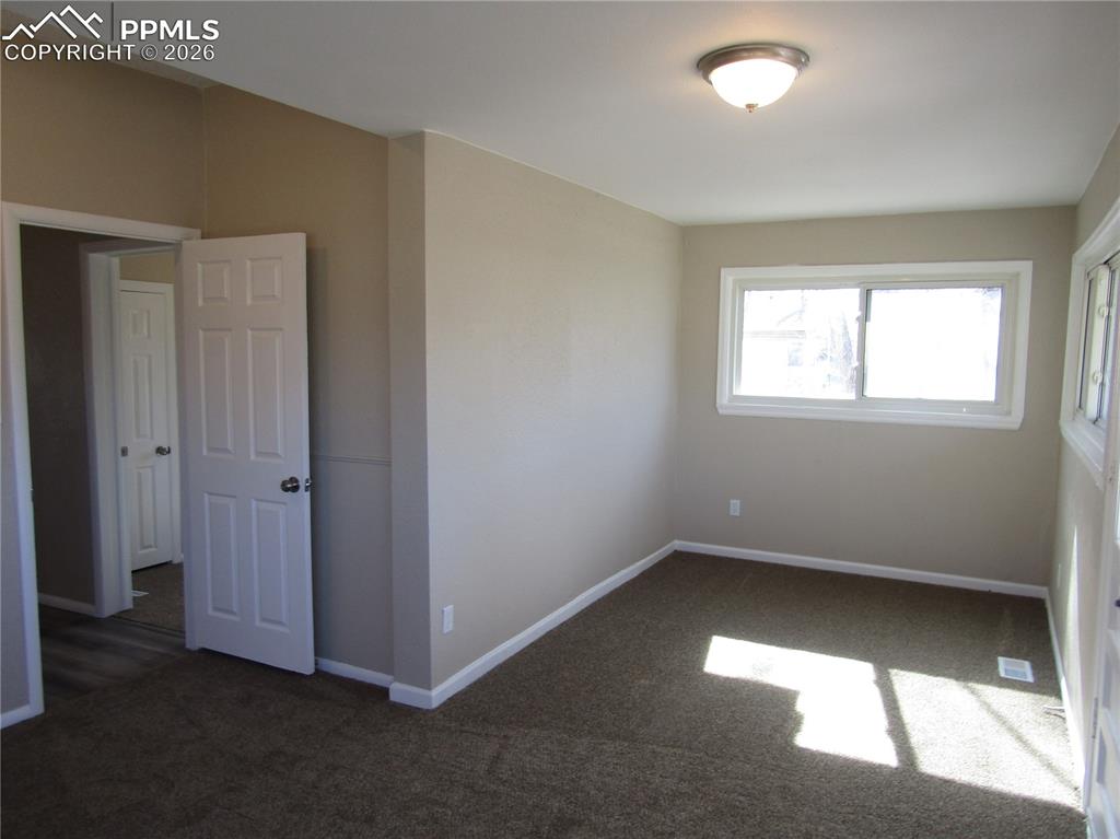 Image 15 of 21: Bedroom