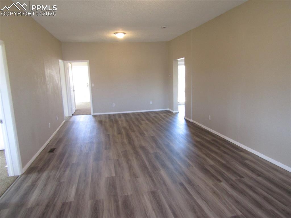 Image 5 of 21: Living Room