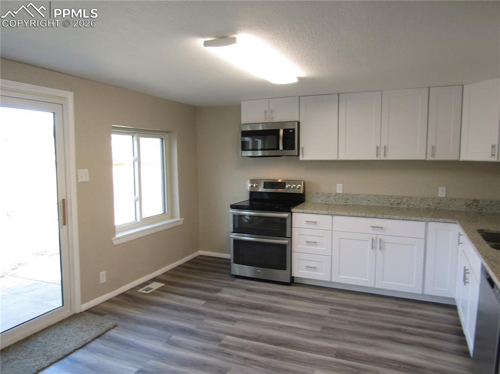 Image 7 of 21: Kitchen