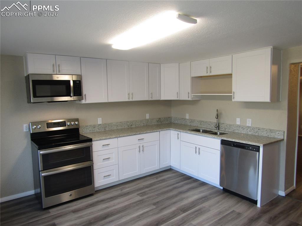 Image 9 of 21: Kitchen