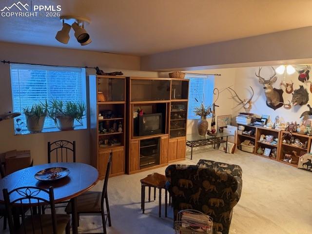 Image 14 of 16: Dining Area