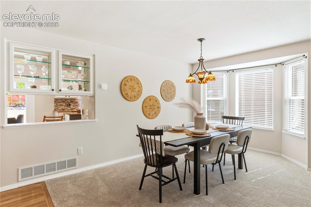 Image 10 of 50: Dining Area