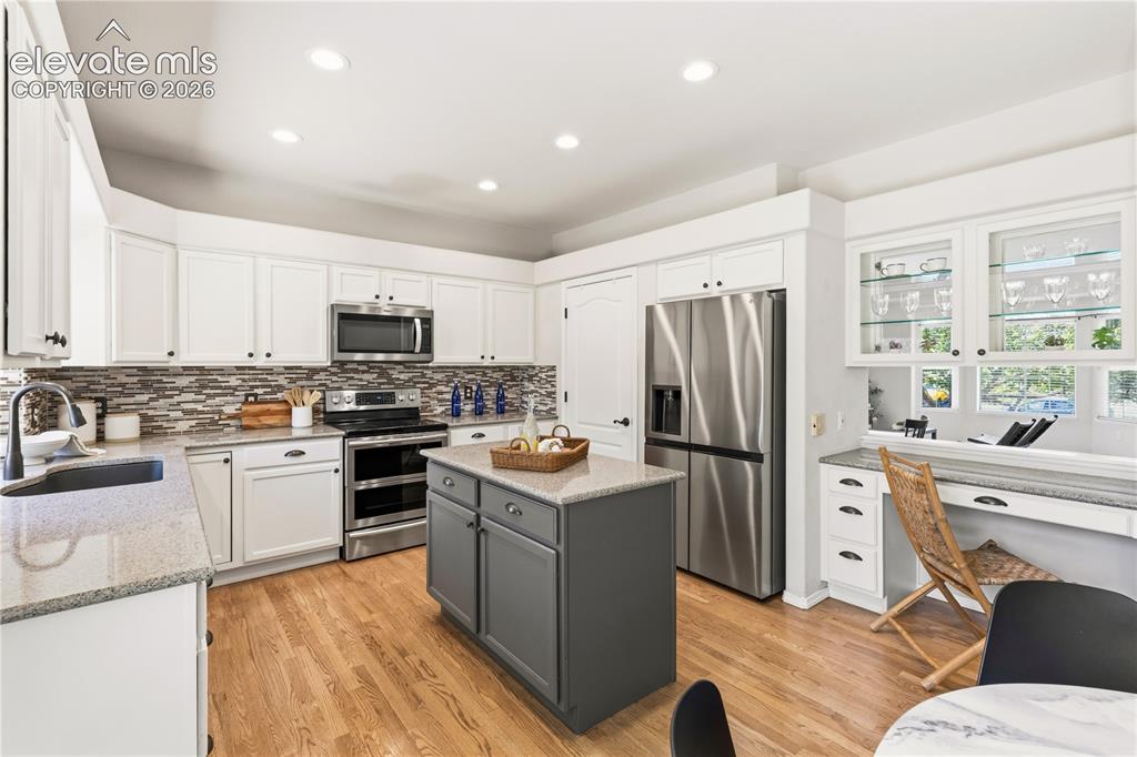 Image 14 of 50: Kitchen