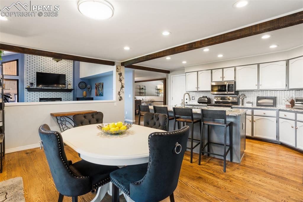 Image 14 of 46: Dining Area