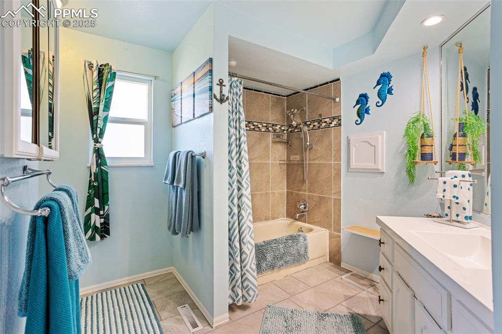 Image 31 of 46: Bathroom