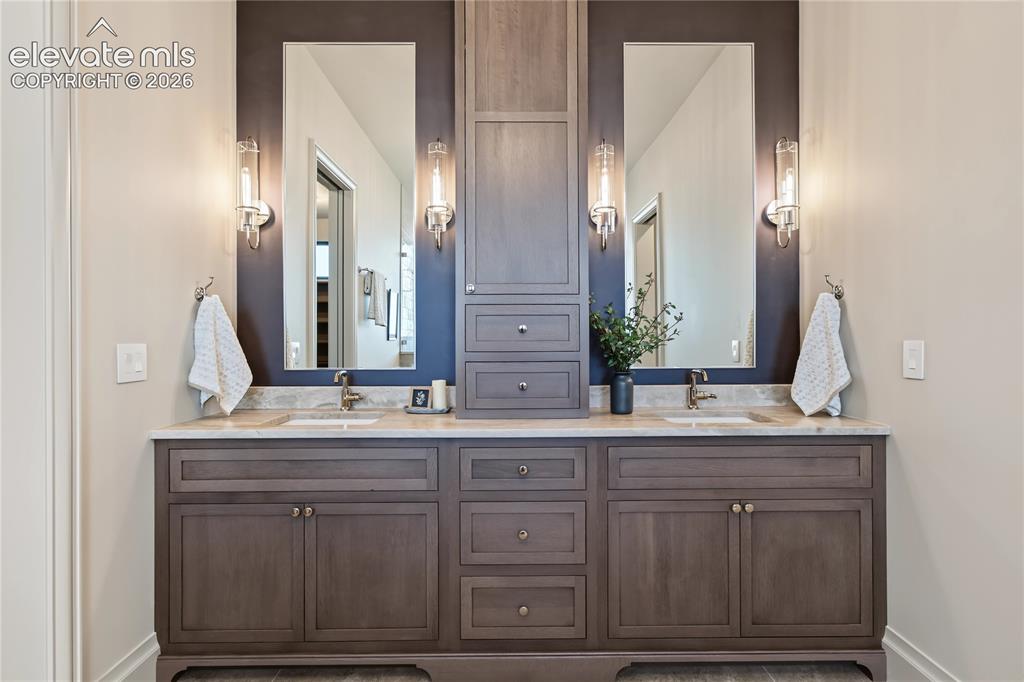 Image 14 of 50: Double vanity