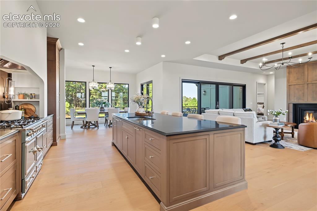 Image 18 of 50: Kitchen